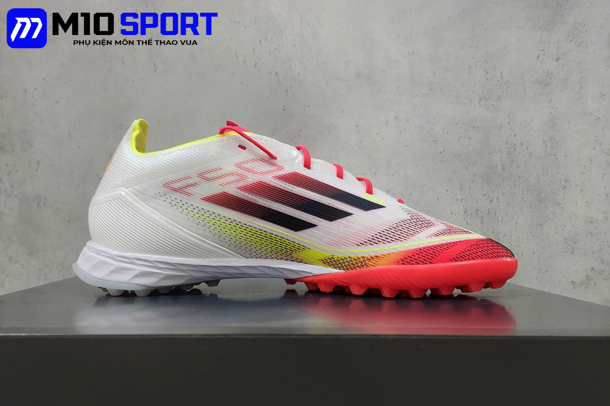Thương hiệu giày đá bóng nam Adidas