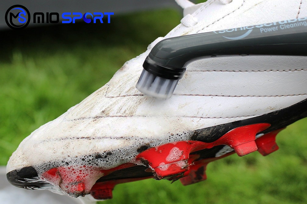 cach ve sinh giay da bong 1