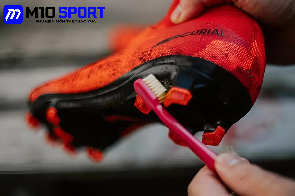 Vệ sinh đúng cách sẽ giúp đôi giày đá banh Nike của bạn luôn sạch sẽ như mới Vệ sinh đúng cách sẽ giúp đôi giày đá banh Nike của bạn luôn sạch sẽ như mới